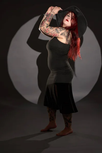 Größe Schöne Frau Mit Tattoos Schwarzem Kleid Und Hut Glamour — Stockfoto