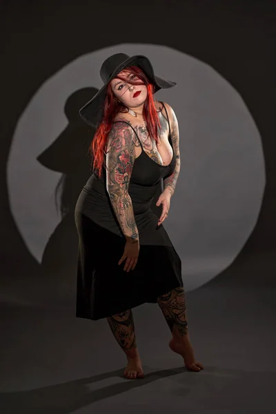 Talla Más Hermosa Mujer Con Tatuajes Vestido Negro Sombrero Tiro — Foto de Stock