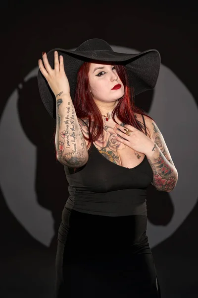 Talla Más Hermosa Mujer Con Tatuajes Vestido Negro Sombrero Tiro —  Fotos de Stock