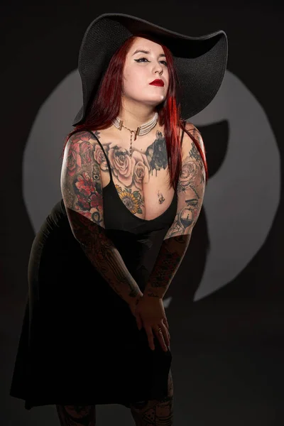 Rozmiar Piękna Kobieta Tatuażami Czarna Sukienka Kapelusz Ujęcie Glamour — Zdjęcie stockowe