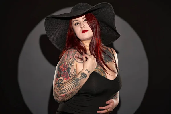 Talla Más Hermosa Mujer Con Tatuajes Vestido Negro Sombrero Tiro —  Fotos de Stock