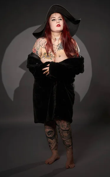 Mooie Getatoeëerde Size Vrouw Zwarte Vacht Hoed Glamour Shot — Stockfoto