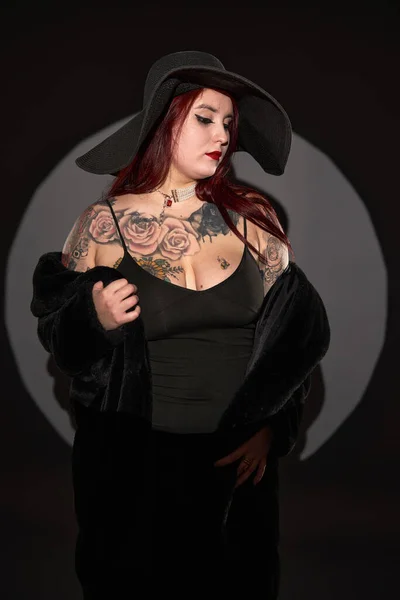 Belle Femme Tatouée Taille Fourrure Noire Chapeau Glamour Shot — Photo