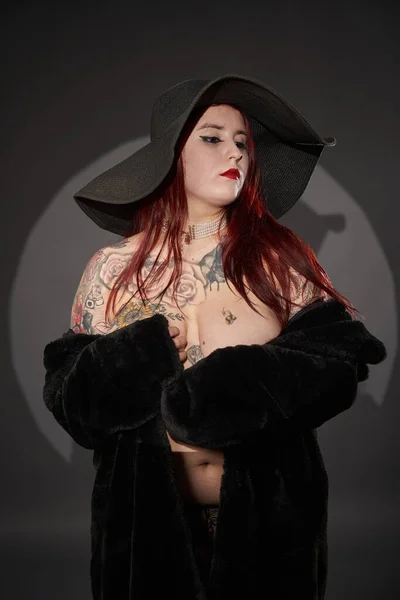 Bella Donna Tatuata Size Pelliccia Nera Cappello Colpo Glamour — Foto Stock