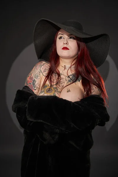 Piękny Tatuaż Rozmiar Kobieta Czarnym Futrze Kapeluszu Glamour Shot — Zdjęcie stockowe