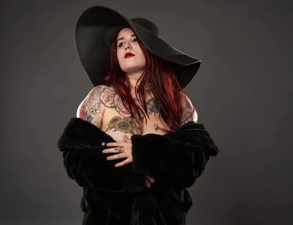 Татуировка Плюс Размер Женщины Черном Мехе Шляпе Гламурный Снимок — стоковое фото