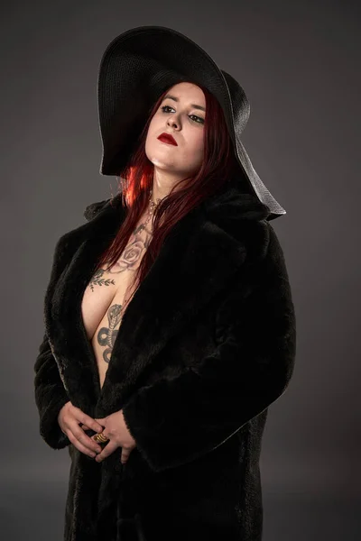Piękny Tatuaż Rozmiar Kobieta Czarnym Futrze Kapeluszu Glamour Shot — Zdjęcie stockowe