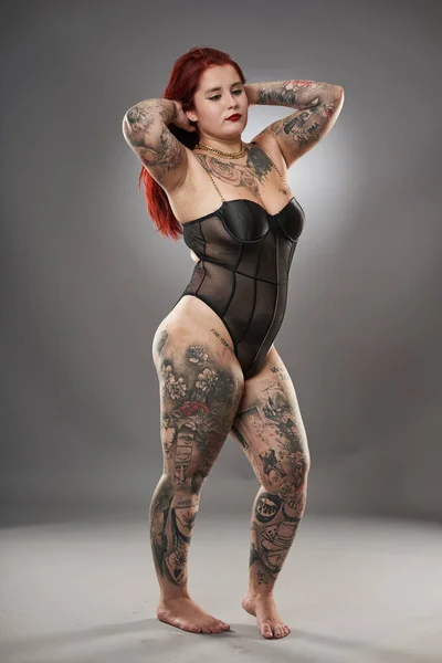 Glamour Plusz Méret Modell Borított Tetoválások Fehérnemű Szürke Háttér — Stock Fotó