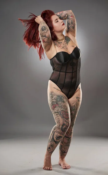 Glamour Velikost Modelu Pokryté Tetování Spodním Prádle Šedém Pozadí — Stock fotografie