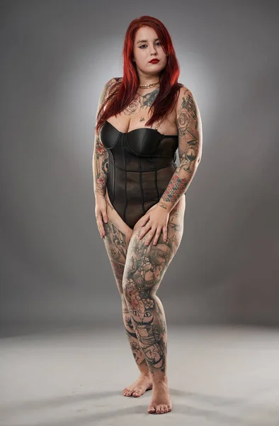 Glamour Size Model Pokryty Tatuażami Bieliźnie Szarym Tle — Zdjęcie stockowe
