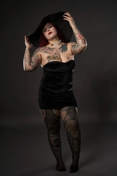 Schöne Größe Frau Mit Tätowierungen Schwarzen Minikleid Inklusivität Und Körperakzeptanz — Stockfoto