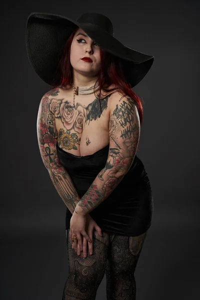 Vacker Storlek Kvinna Med Tatueringar Svart Mini Klänning Delaktighet Och — Stockfoto