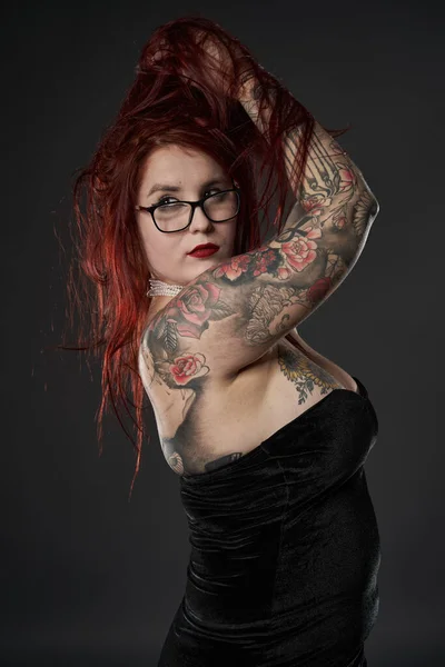 Mooie Maat Vrouw Met Tatoeages Zwarte Mini Jurk Inclusiviteit Body — Stockfoto