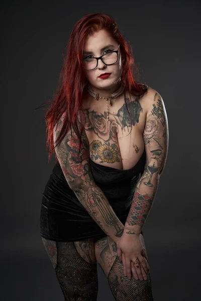 Tamanho Bonito Mais Mulher Com Tatuagens Mini Vestido Preto Inclusão — Fotografia de Stock