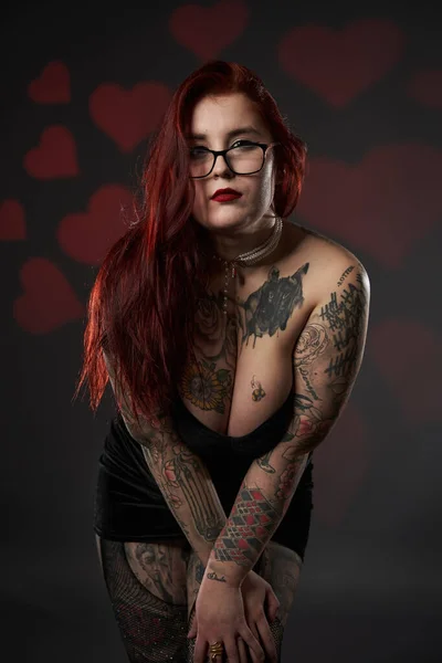 Tamanho Bonito Mais Mulher Com Tatuagens Mini Vestido Preto Inclusão — Fotografia de Stock