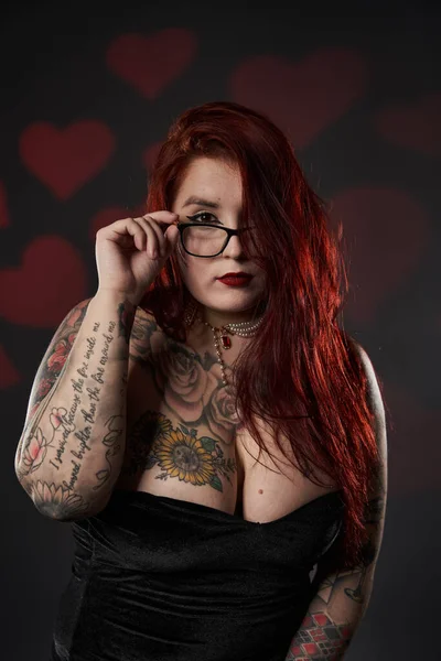 Tamanho Bonito Mais Mulher Com Tatuagens Mini Vestido Preto Inclusão — Fotografia de Stock