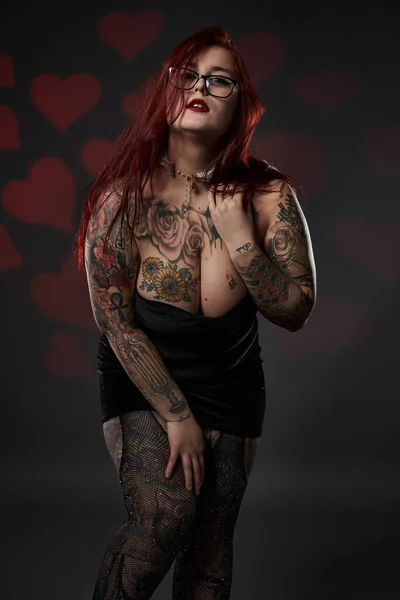 Hermosa Talla Más Mujer Con Tatuajes Mini Vestido Negro Inclusividad — Foto de Stock