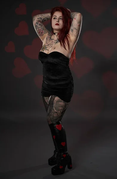Gyönyörű Méret Plusz Tetoválásokkal Fekete Mini Ruhában Inkluzivitás Test Elfogadása — Stock Fotó