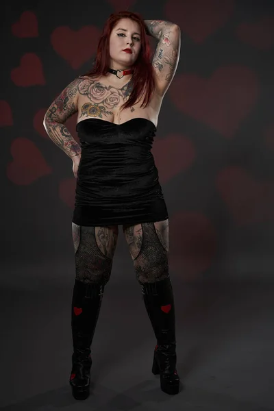 Krásná Velikost Žena Tetováním Černých Mini Šatech Začleňující Tělo Přijetí — Stock fotografie