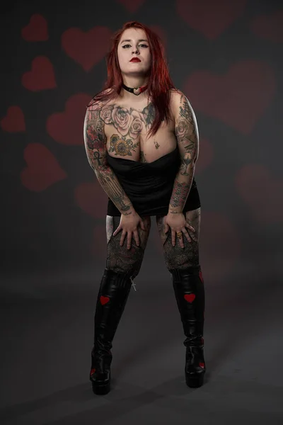 Красивий Розмір Плюс Жінка Татуюваннями Чорній Міні Сукні Інклюзивність Прийняття — стокове фото