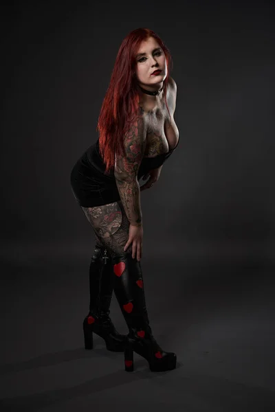 Piękny Rozmiar Kobieta Tatuażami Czarnej Mini Sukience Inkluzywność Akceptacja Ciała — Zdjęcie stockowe