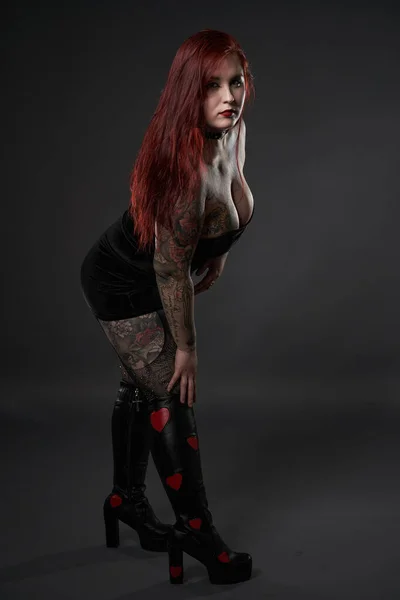 Piękny Rozmiar Kobieta Tatuażami Czarnej Mini Sukience Inkluzywność Akceptacja Ciała — Zdjęcie stockowe