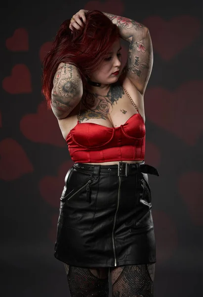 Piękny Tatuaż Duży Size Kobieta Tatuażami Czarnej Spódnicy Czerwony Biustonosz — Zdjęcie stockowe