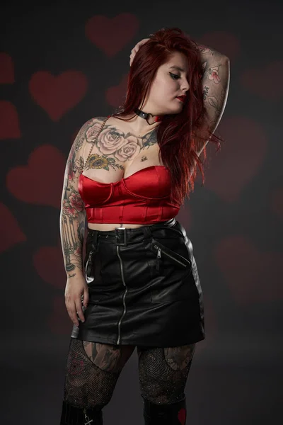 Mooie Getatoeëerde Grote Size Vrouw Met Tatoeages Zwarte Rok Rode — Stockfoto