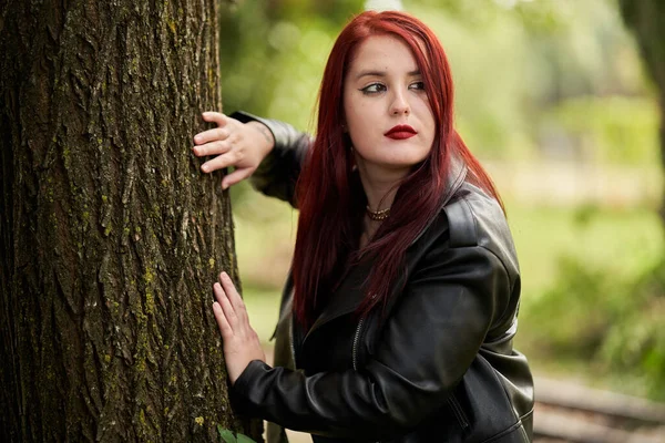 Retrato Uma Mulher Ruiva Size Livre Por Uma Árvore — Fotografia de Stock