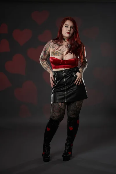 美しい入れ墨大 プラスサイズ 黒のスカートと赤のブラジャーで入れ墨の女性 包容力と体の積極性 — ストック写真