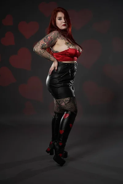 Красивая Татуированная Большая Плюс Размер Женщина Татуировками Черной Юбке Красном — стоковое фото