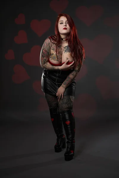 Güzel Dövmeli Iri Yarı Siyah Etekli Kırmızı Sütyenli Kapsayıcı Vücut — Stok fotoğraf