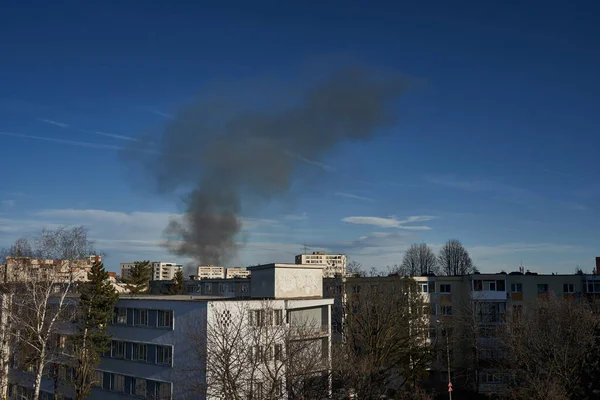 Füstfelhők Lakóövezetben Keletkezett Tűzből Stock Fotó