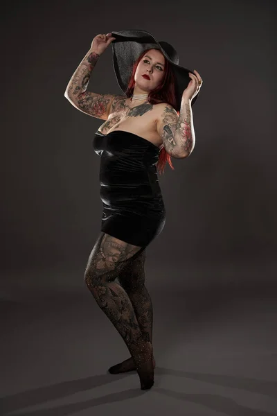 Mooie Maat Vrouw Met Tatoeages Zwarte Mini Jurk Inclusiviteit Body Stockfoto