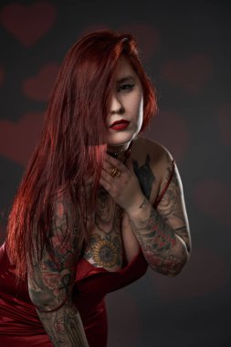 Kızıl saçlı, uzun boylu, iç çamaşırlı, stüdyo fotoğraflı bir kadın.