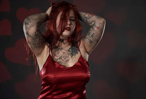 Ruiva Size Mulher Com Tatuagens Lingerie Tiro Estúdio — Fotografia de Stock