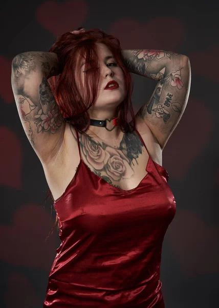 Rossa Size Donna Con Tatuaggi Lingerie Riprese Studio — Foto Stock