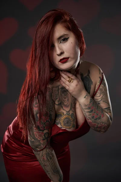 Ruiva Size Mulher Com Tatuagens Lingerie Tiro Estúdio — Fotografia de Stock