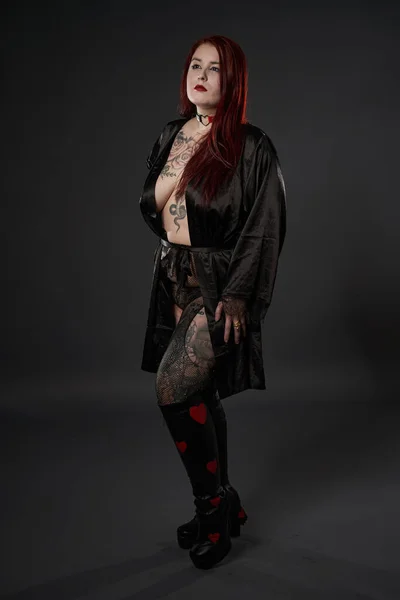 Ruiva Size Mulher Com Tatuagens Lingerie Tiro Estúdio — Fotografia de Stock