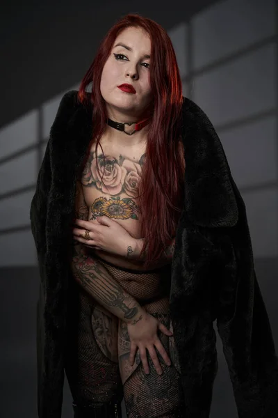 Röd Storlek Kvinna Med Tatueringar Underkläder Studio Skott — Stockfoto