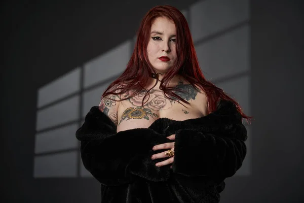 Ruiva Size Mulher Com Tatuagens Lingerie Tiro Estúdio — Fotografia de Stock