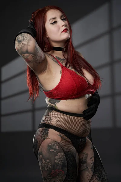 Röd Storlek Kvinna Med Tatueringar Underkläder Studio Skott — Stockfoto