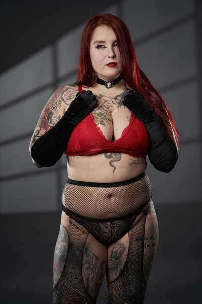 Рыжая Плюс Размер Женщина Татуировками Нижнем Белье Студийный Снимок — стоковое фото