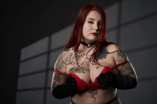 Рыжая Плюс Размер Женщина Татуировками Нижнем Белье Студийный Снимок — стоковое фото