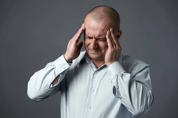 Uomo Affari Maturo Con Una Forte Emicrania Causa Dello Stress — Foto Stock