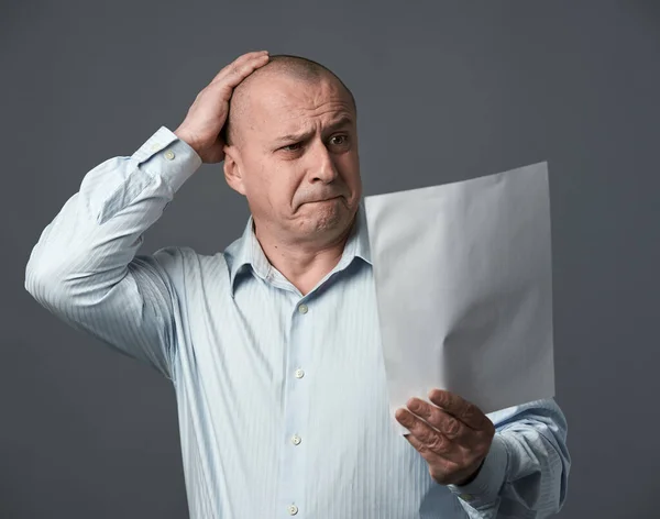 Empresario Senior Sorprendido Por Contenido Del Documento Que Está Leyendo — Foto de Stock