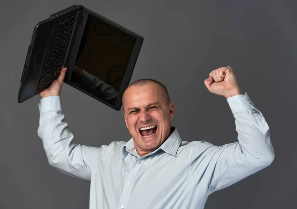 非常快乐的商人用他的笔记本电脑庆祝胜利 — 图库照片