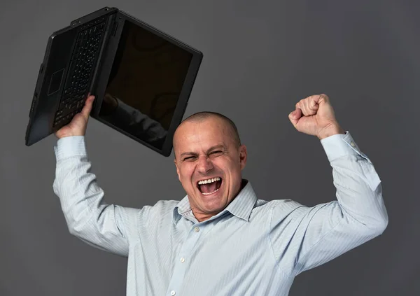 Empresário Muito Feliz Com Seu Laptop Celebrando Vitória — Fotografia de Stock