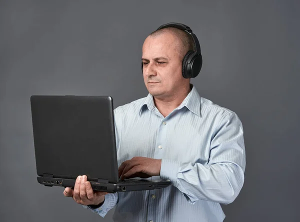 Empresário Com Fones Ouvido Laptop Isolado Fundo Cinza — Fotografia de Stock