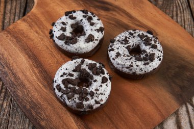 Tahta üzerinde beyaz kahverengi çörekler.